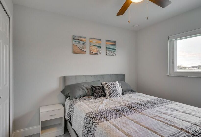 Furnished Lanai + Pool: Sunlit Cape Coral Getaway!