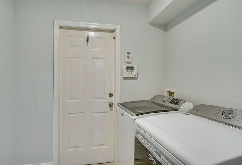 Furnished Lanai + Pool: Sunlit Cape Coral Getaway!