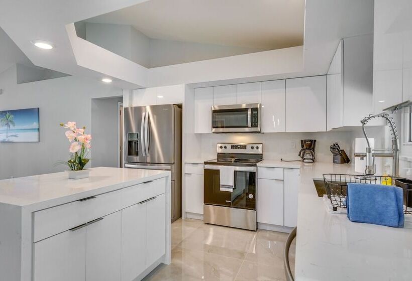 Furnished Lanai + Pool: Sunlit Cape Coral Getaway!