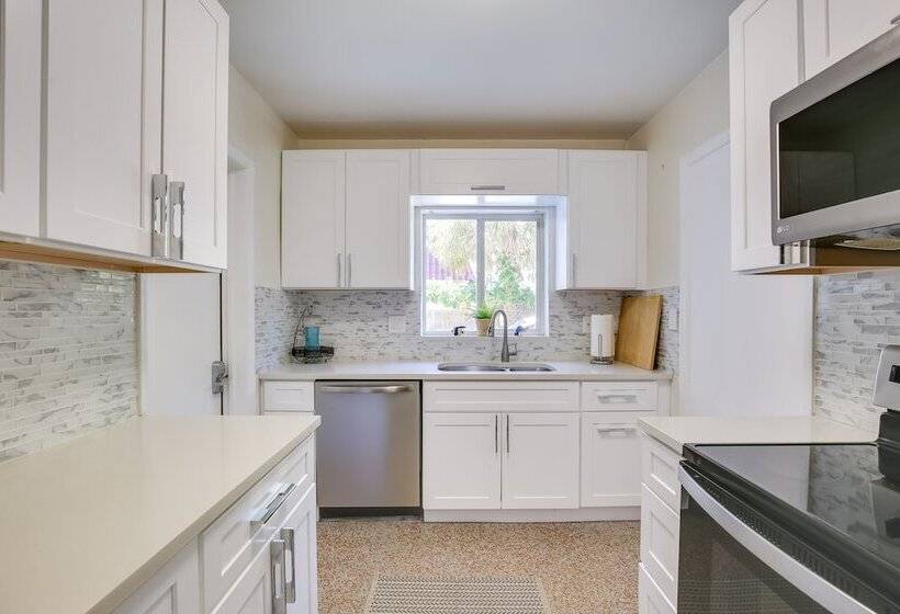 Steps To Deerfield Beach: Home W/ Private Patio!