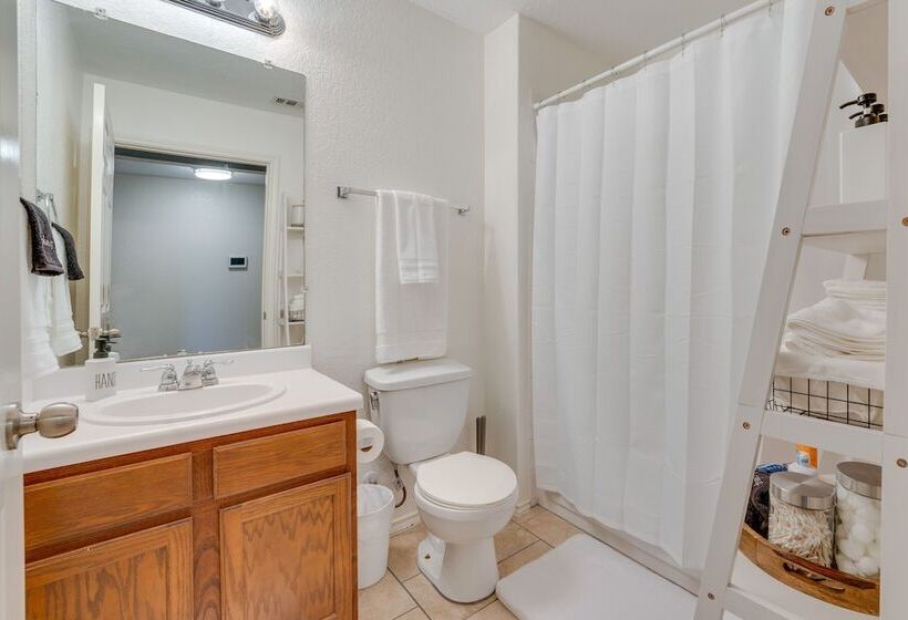 Sunny Universal City Home ~ 18 Mi To San Antonio!