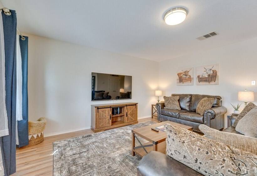 Sunny Universal City Home ~ 18 Mi To San Antonio!