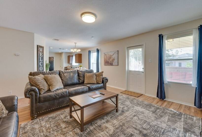 Sunny Universal City Home ~ 18 Mi To San Antonio!
