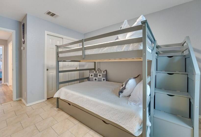 Sunny Universal City Home ~ 18 Mi To San Antonio!