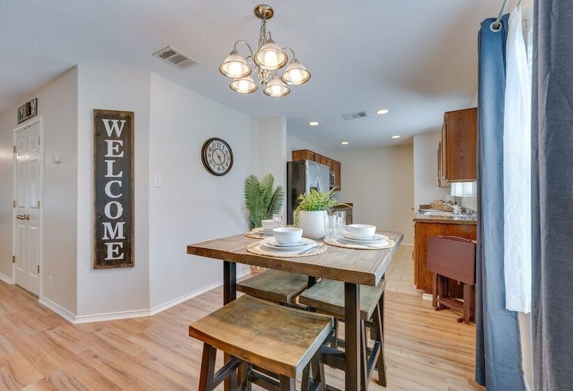 Sunny Universal City Home ~ 18 Mi To San Antonio!