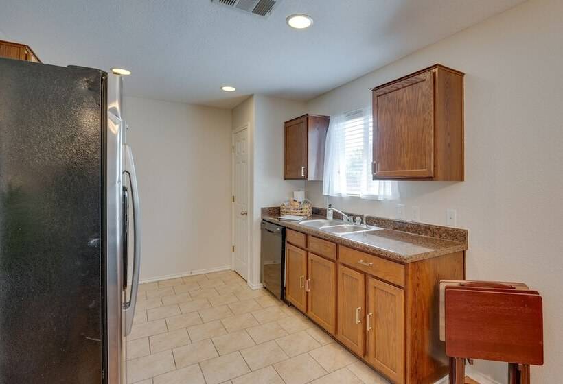 Sunny Universal City Home ~ 18 Mi To San Antonio!