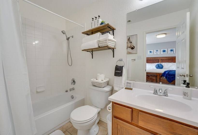 Sunny Universal City Home ~ 18 Mi To San Antonio!