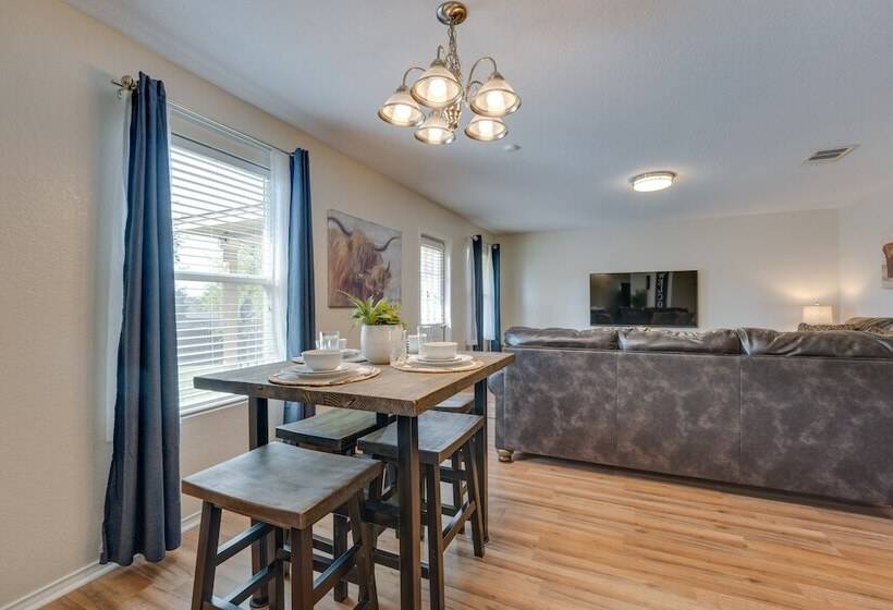 Sunny Universal City Home ~ 18 Mi To San Antonio!