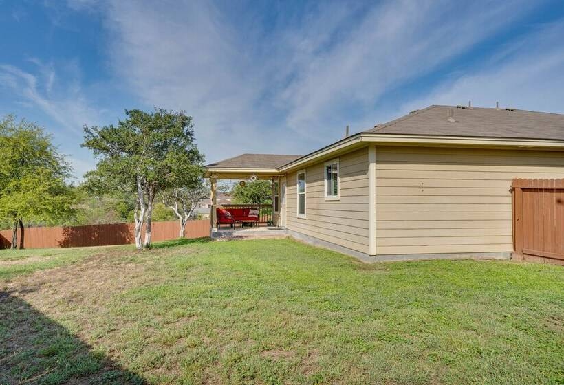 Sunny Universal City Home ~ 18 Mi To San Antonio!