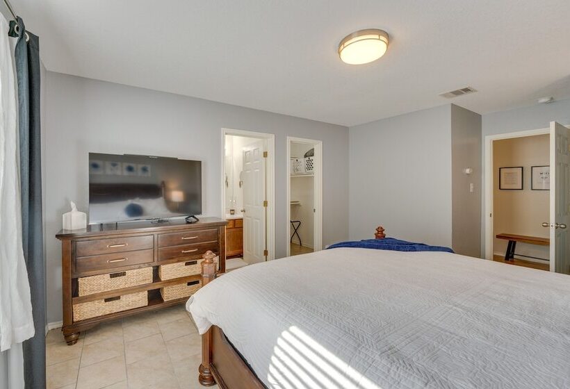 Sunny Universal City Home ~ 18 Mi To San Antonio!