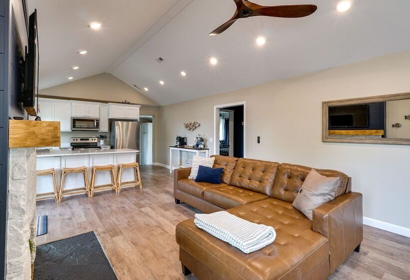 Lakefront Home W/ Private Dock In Sunrise Beach!