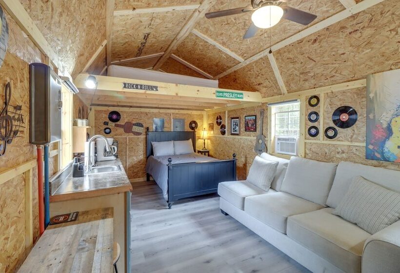 Tree Lined Higden Retreat: Close To Parks + Trails