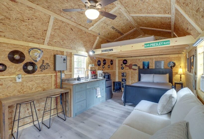 Tree Lined Higden Retreat: Close To Parks + Trails