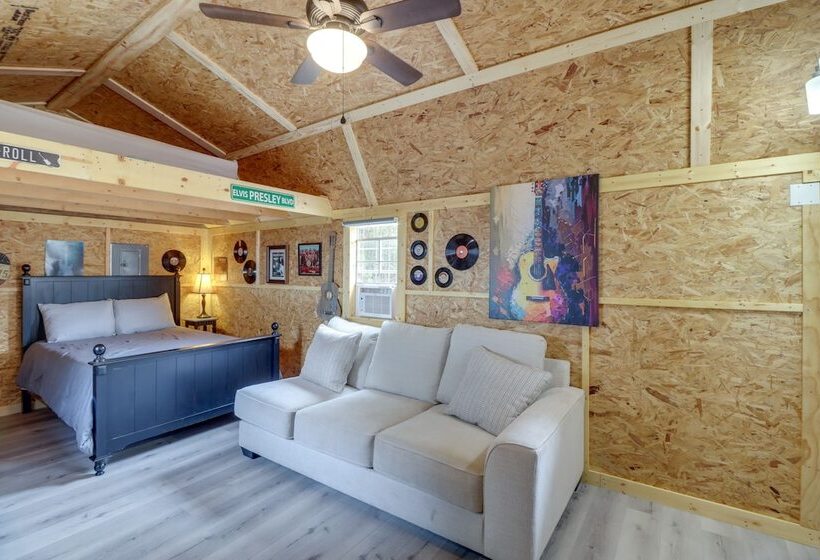 Tree Lined Higden Retreat: Close To Parks + Trails