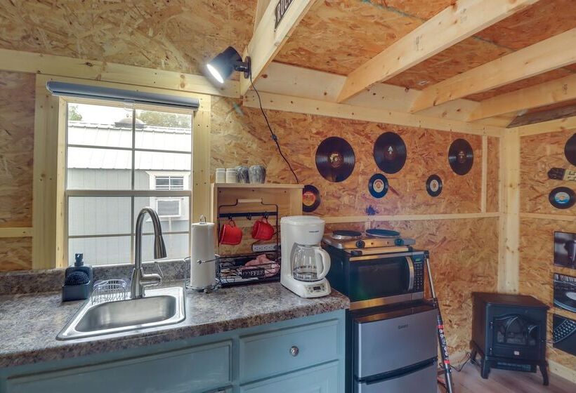 Tree Lined Higden Retreat: Close To Parks + Trails