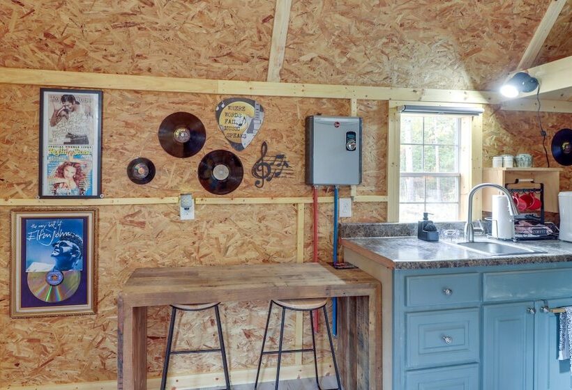 Tree Lined Higden Retreat: Close To Parks + Trails