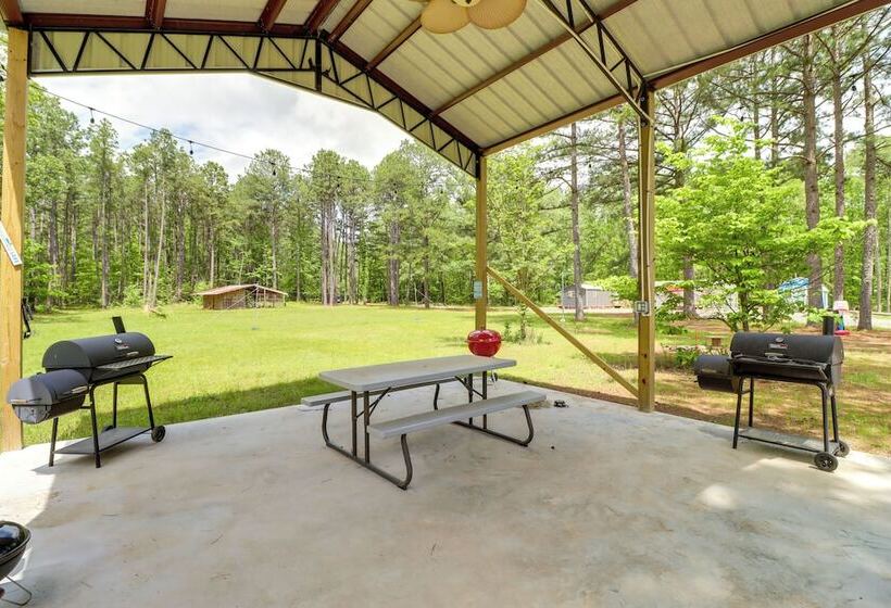 Tree Lined Higden Retreat: Close To Parks + Trails