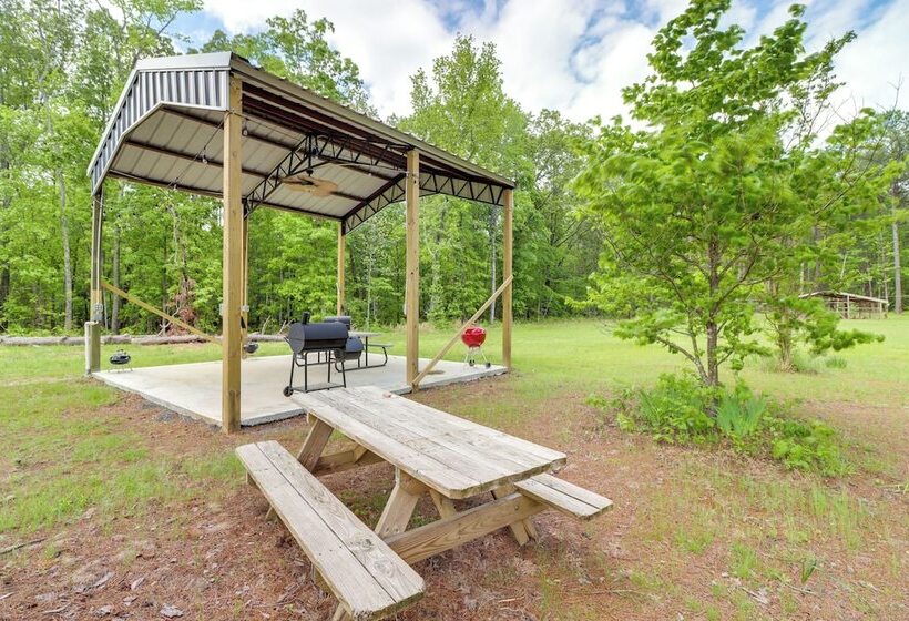 Tree Lined Higden Retreat: Close To Parks + Trails