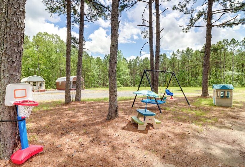 Tree Lined Higden Retreat: Close To Parks + Trails
