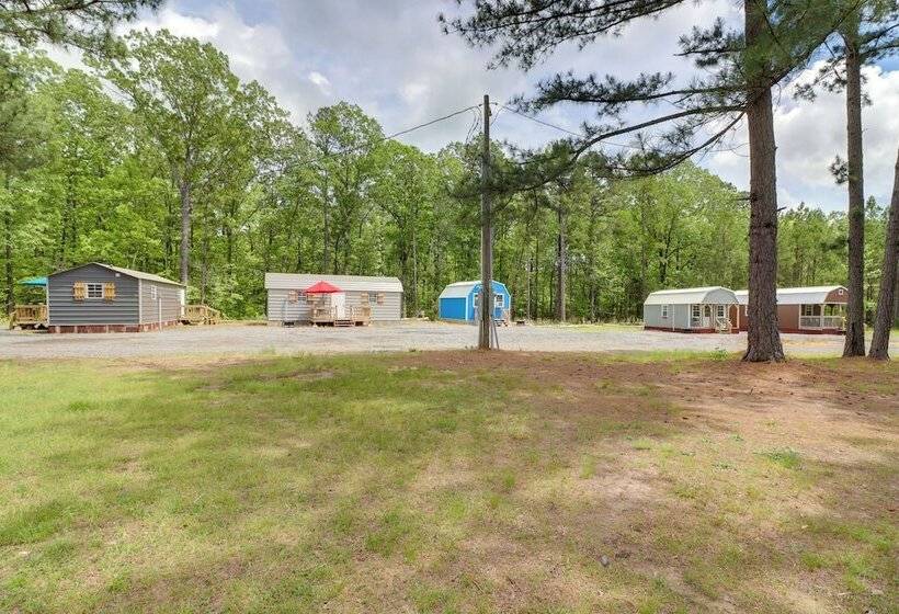 Tree Lined Higden Retreat: Close To Parks + Trails