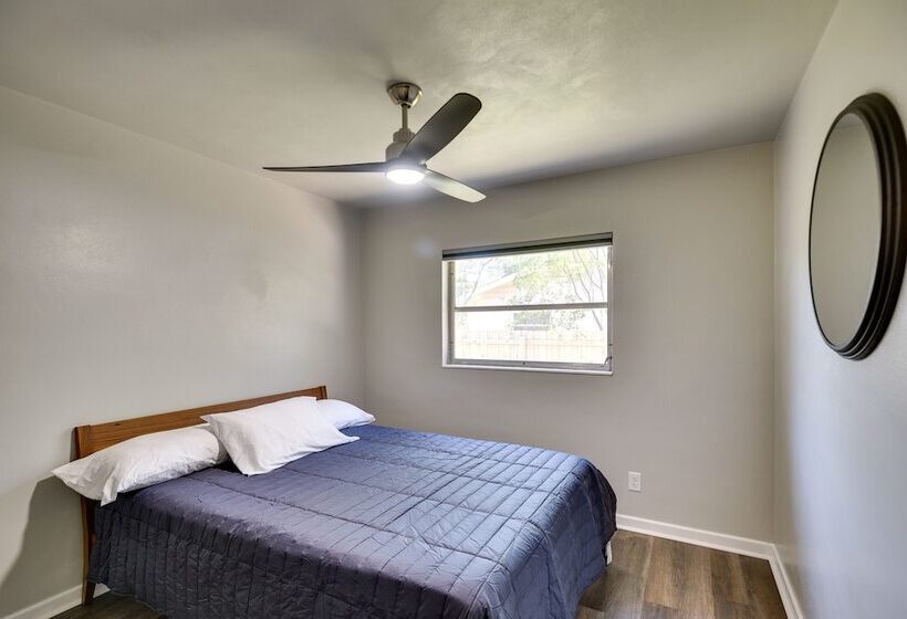 Vibrant Deland House Near Stetson University!