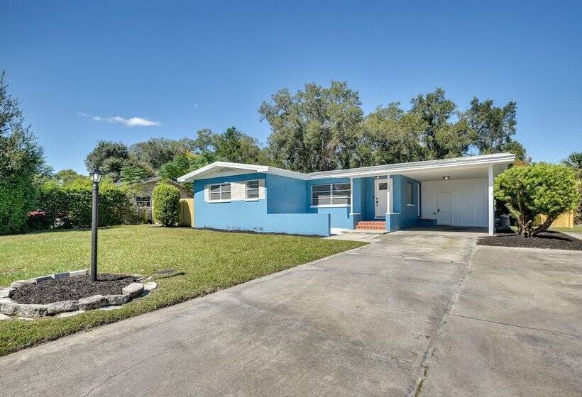 Vibrant Deland House Near Stetson University!