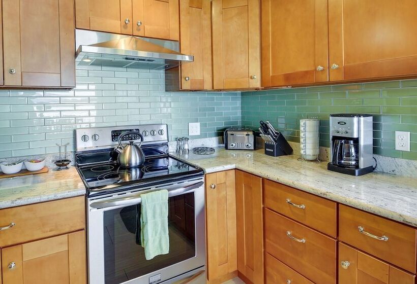 Waterfront Newport Home W/ Private Boat Dock!