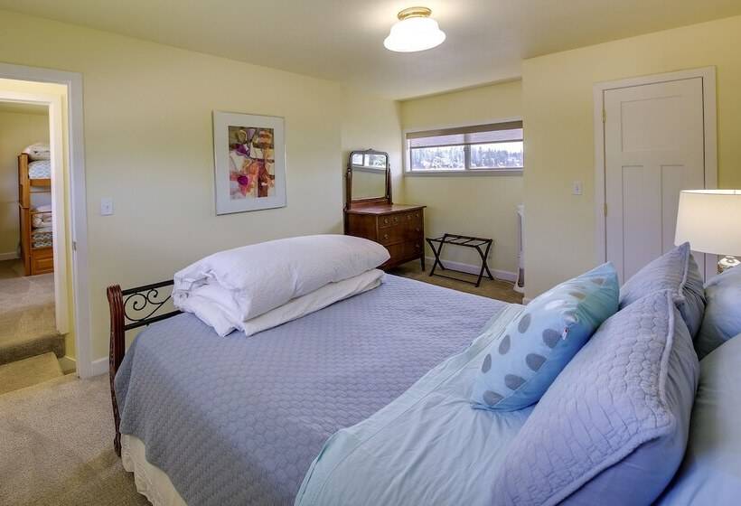 Waterfront Newport Home W/ Private Boat Dock!