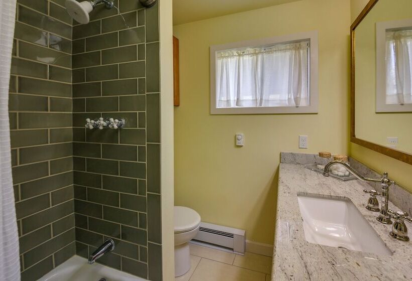 Waterfront Newport Home W/ Private Boat Dock!