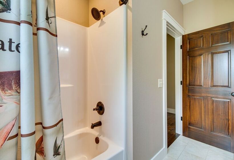 Flippin Home W/ Deck & Grill: Steps To White River