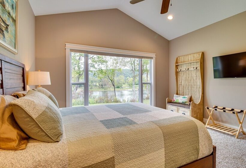 Flippin Home W/ Deck & Grill: Steps To White River