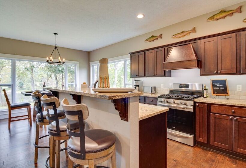 Flippin Home W/ Deck & Grill: Steps To White River