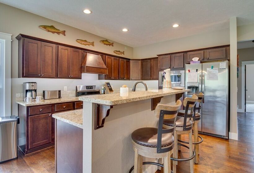 Flippin Home W/ Deck & Grill: Steps To White River