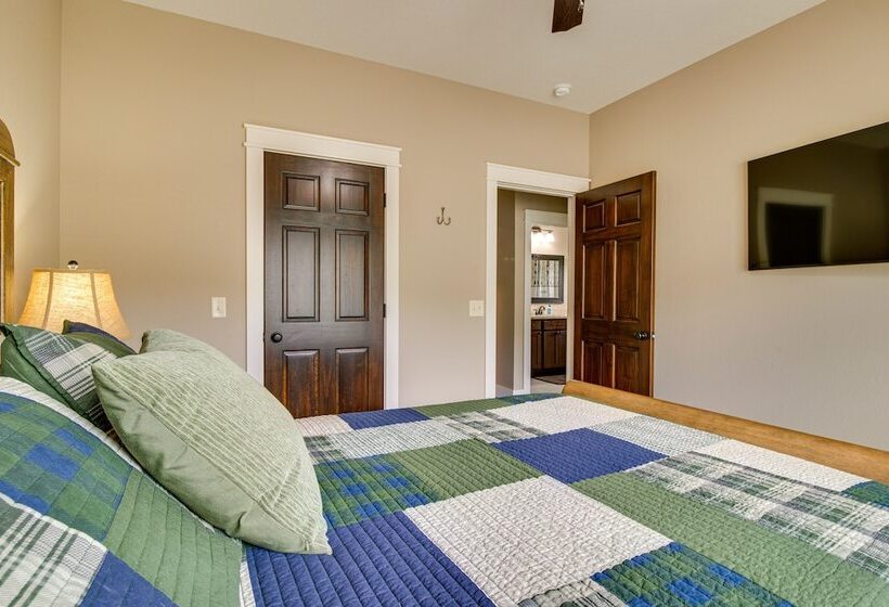 Flippin Home W/ Deck & Grill: Steps To White River