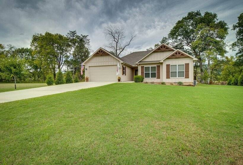 Flippin Home W/ Deck & Grill: Steps To White River