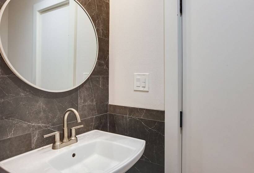 Willis Waterfront Home W/ Deck On Lake Conroe!