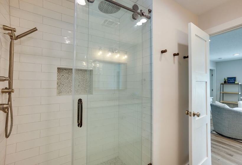 Willis Waterfront Home W/ Deck On Lake Conroe!