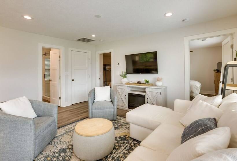 Willis Waterfront Home W/ Deck On Lake Conroe!