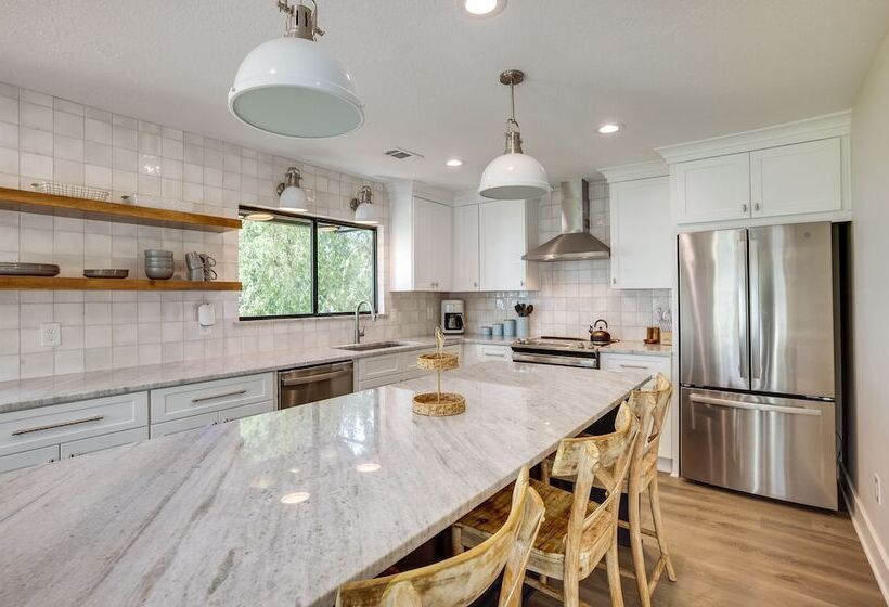 Willis Waterfront Home W/ Deck On Lake Conroe!