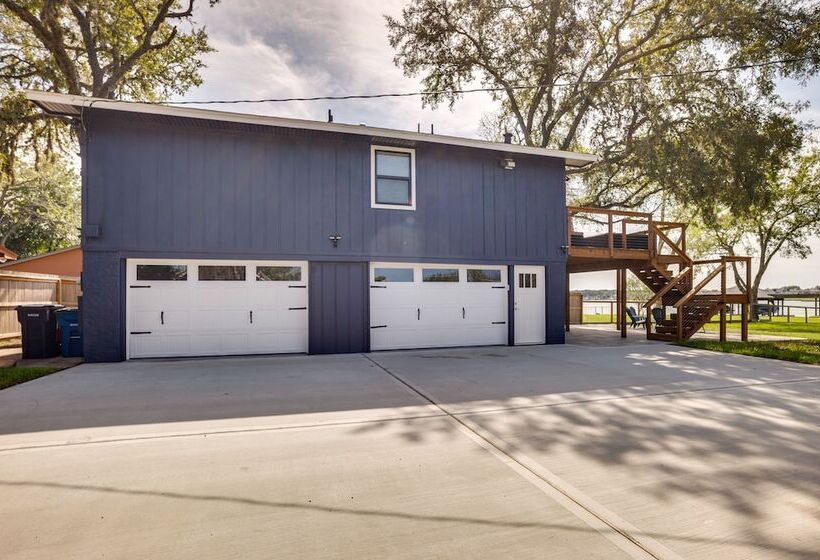 Willis Waterfront Home W/ Deck On Lake Conroe!