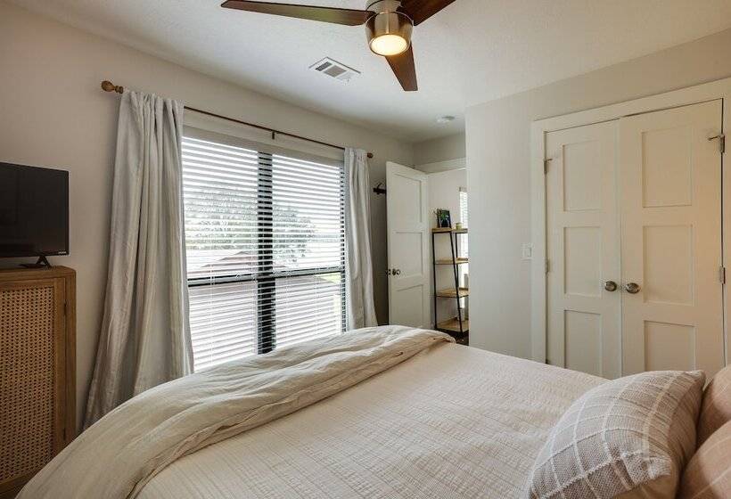 Willis Waterfront Home W/ Deck On Lake Conroe!