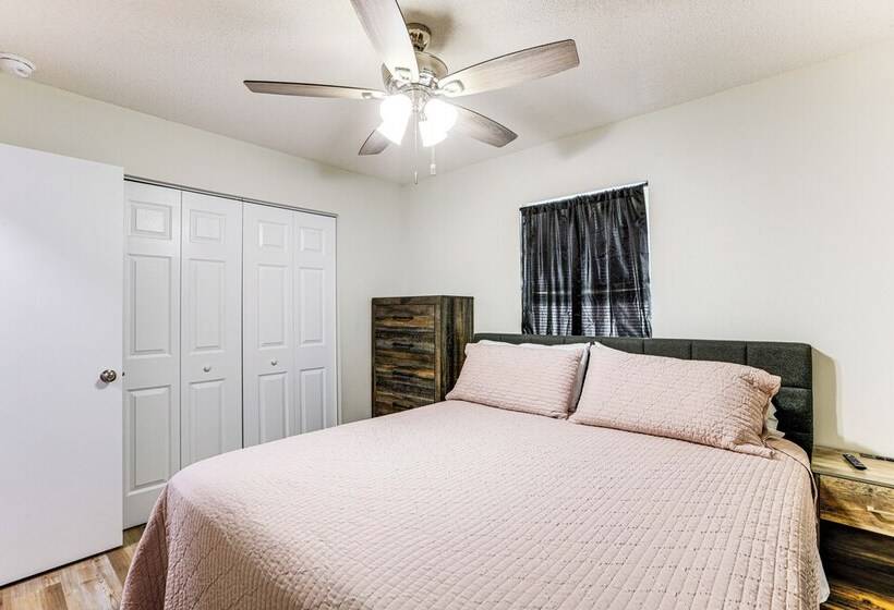 Williston Home W/ Yard: 6 Mi To Devils Den Spring