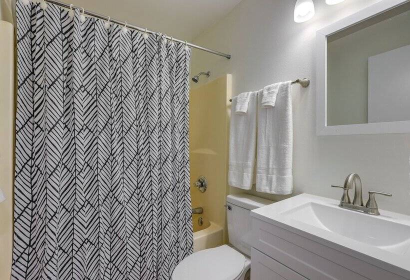 Williston Home W/ Yard: 6 Mi To Devils Den Spring