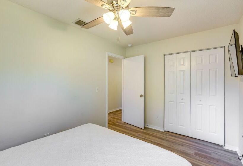 Williston Home W/ Yard: 6 Mi To Devils Den Spring