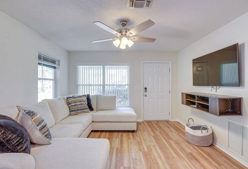 Williston Home W/ Yard: 6 Mi To Devils Den Spring