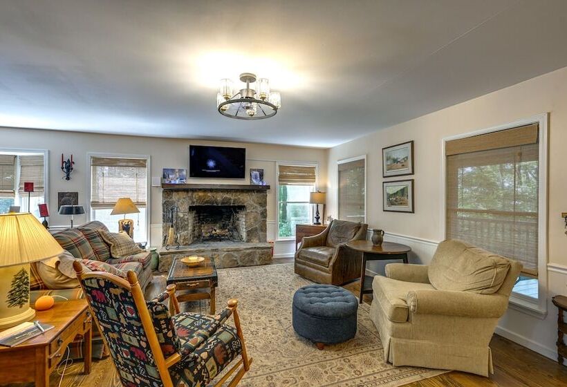 Near Highlands: 36 Acre Scaly Mountain Lodge