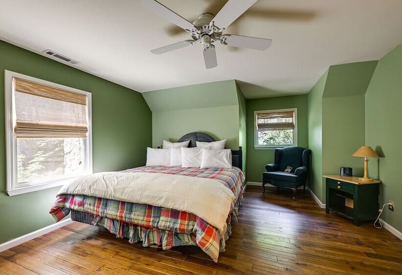 Near Highlands: 36 Acre Scaly Mountain Lodge