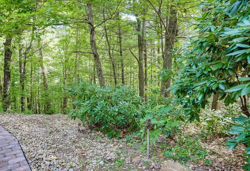 Near Highlands: 36 Acre Scaly Mountain Lodge