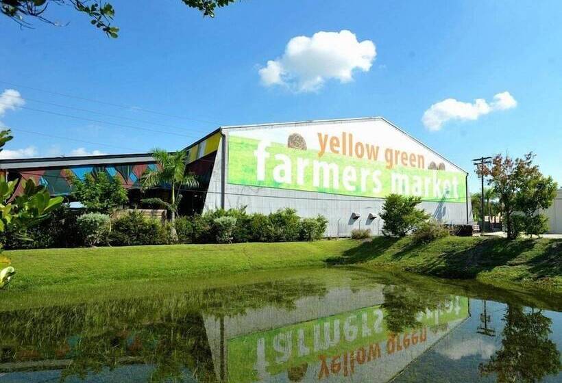 فندق صغير Russians  Ukrainians   Latinos   Female Dorms   Male Dorms   3 Miles To The Beach   Free Parking