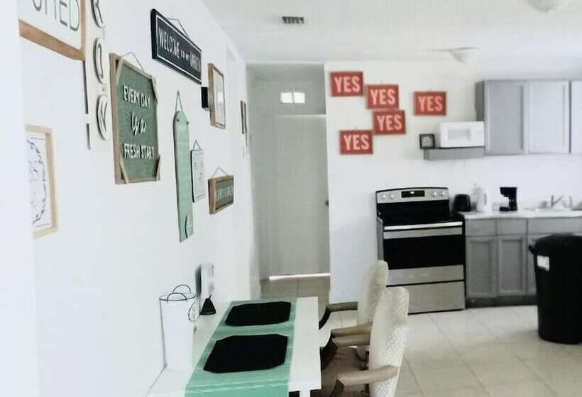 فندق صغير Russians Ukrainians Latinos Female Dorms Male Dorms 3 Miles To The Beach Free Parking